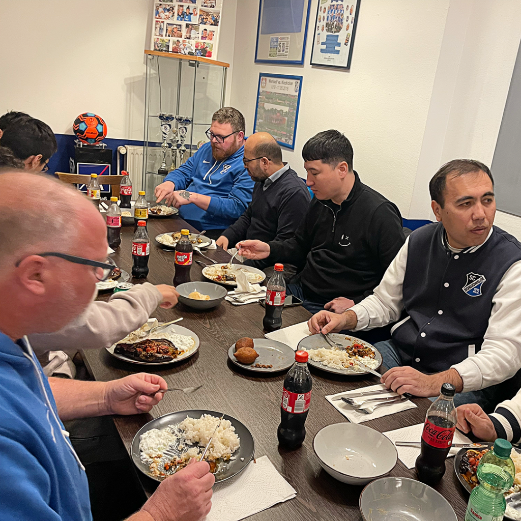 Die Schiedsrichter des SC Borsigwalde 1910 Berlin beim Abendessen.